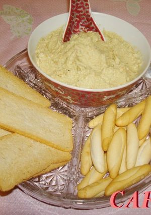 Una foto de Salsa de aguacate con palitos de mar para untar