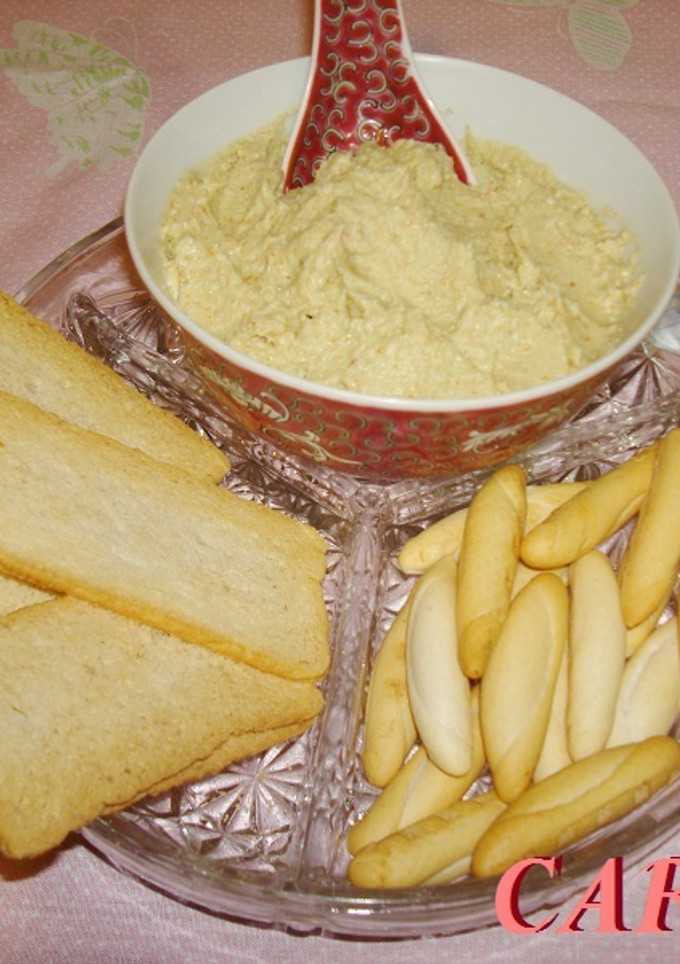 Una foto de Salsa de aguacate con palitos de mar para untar