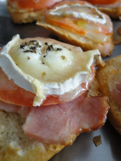 Una foto de Pintxo de bacon con queso de cabra