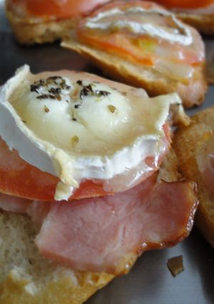 Una foto de Pintxo de bacon con queso de cabra