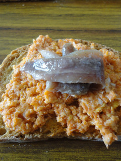 Una foto de Canapés de huevo y anchoas