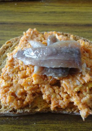 Una foto de Canapés de huevo y anchoas