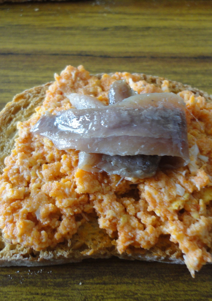 Una foto de Canapés de huevo y anchoas