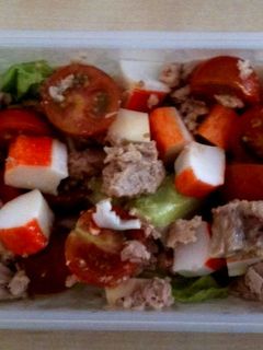 Una foto de Receta para tupper. Ensalada de surimi con atún y tomates cherry