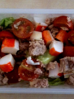 Una foto de Receta para tupper. Ensalada de surimi con atún y tomates cherry