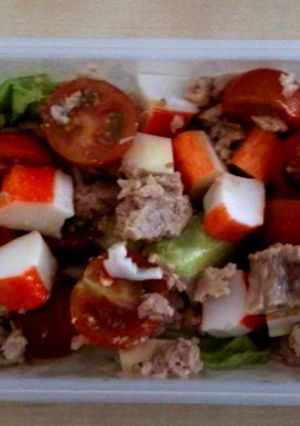 Una foto de Receta para tupper. Ensalada de surimi con atún y tomates cherry
