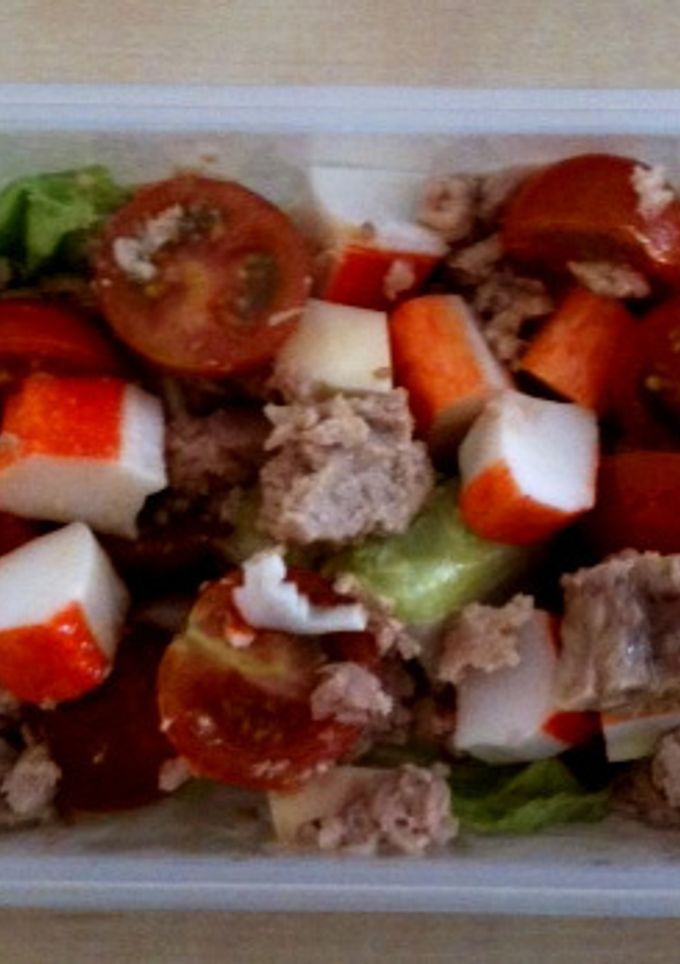 Una foto de Receta para tupper. Ensalada de surimi con atún y tomates cherry