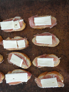 Una foto de Tostas de jamón, brie y mermelada de tomate