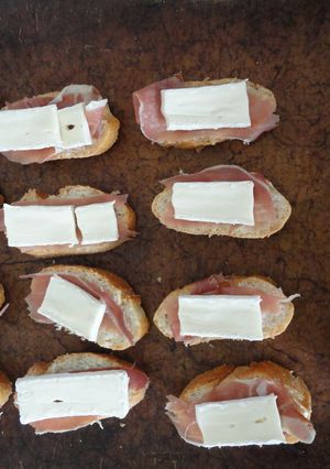 Una foto de Tostas de jamón, brie y mermelada de tomate