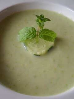 Una foto de Sopa fría de aguacate y pepinos