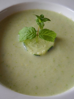 Una foto de Sopa fría de aguacate y pepinos