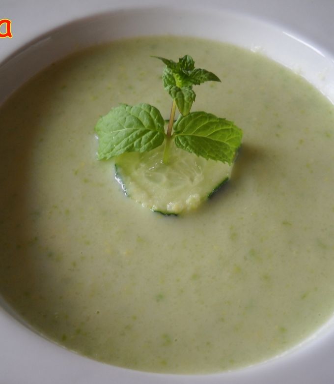 Foto principal de Sopa fría de aguacate y pepinos