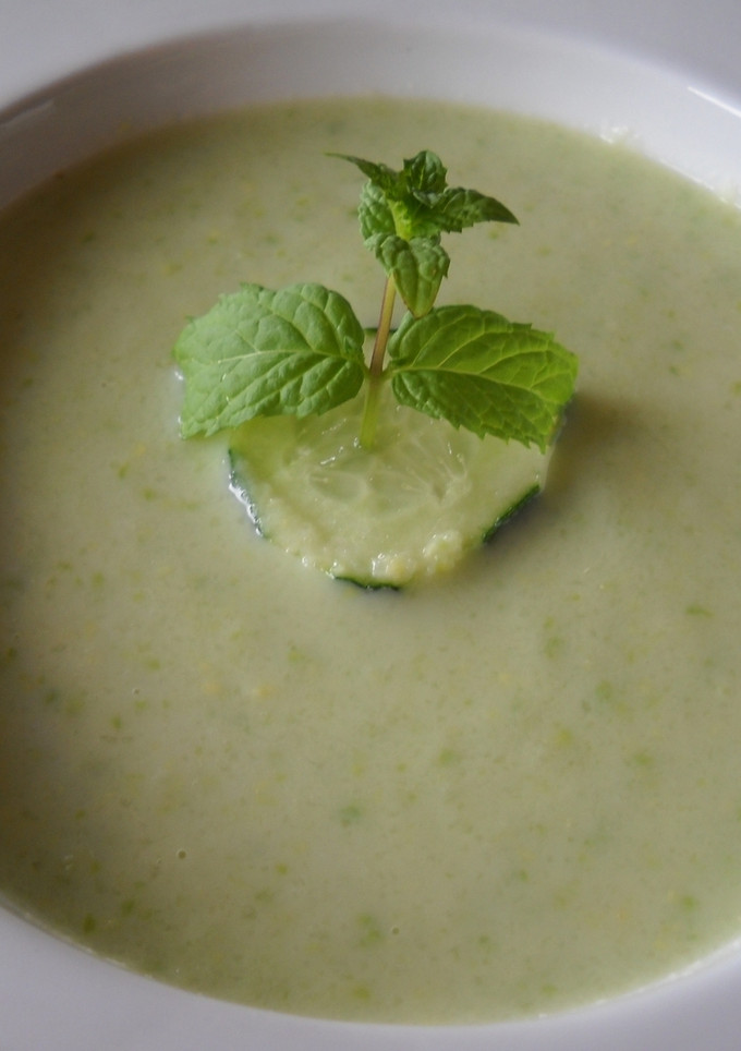 Una foto de Sopa fría de aguacate y pepinos