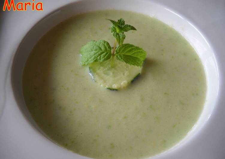 Sopa fría de aguacate y pepinos