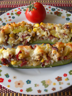 Una foto de Calabacines rellenos con trigo sarraceno, maíz y jamón