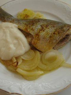 Una foto de Dorada al horno con puré de patatas