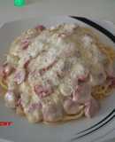 Espaguettis con salchichas y nata al Grana Padano
