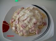 Una foto de espaguetis con salchicha