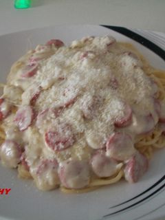 Una foto de Espaguettis con salchichas y nata al Grana Padano