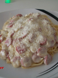 Una foto de Espaguettis con salchichas y nata al Grana Padano