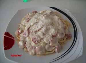 Una foto de Espaguettis con salchichas y nata al Grana Padano