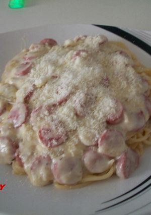 Una foto de Espaguettis con salchichas y nata al Grana Padano