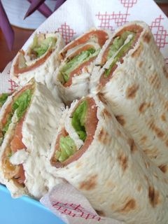 Una foto de Rollos de pan sueco con salmón marinado