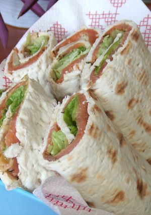 Una foto de Rollos de pan sueco con salmón marinado