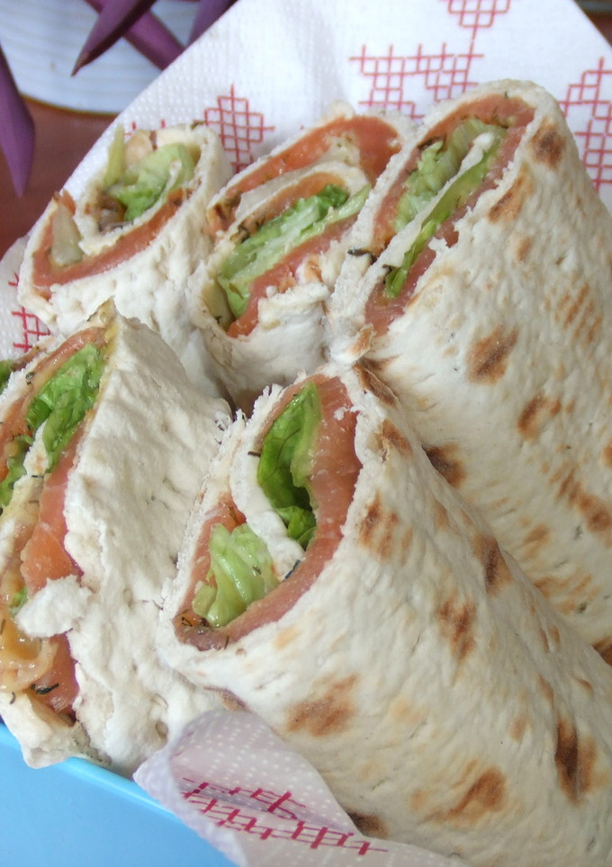 Una foto de Rollos de pan sueco con salmón marinado