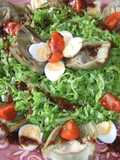 Ensalada de alcachofas con huevos de codorniz y vinagreta de semillas