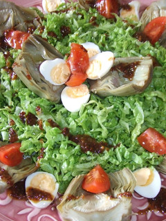Una foto de Ensalada de alcachofas con huevos de codorniz y vinagreta de semillas