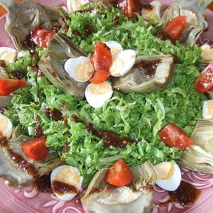 Ensalada de alcachofas con huevos de codorniz y vinagreta de semillas