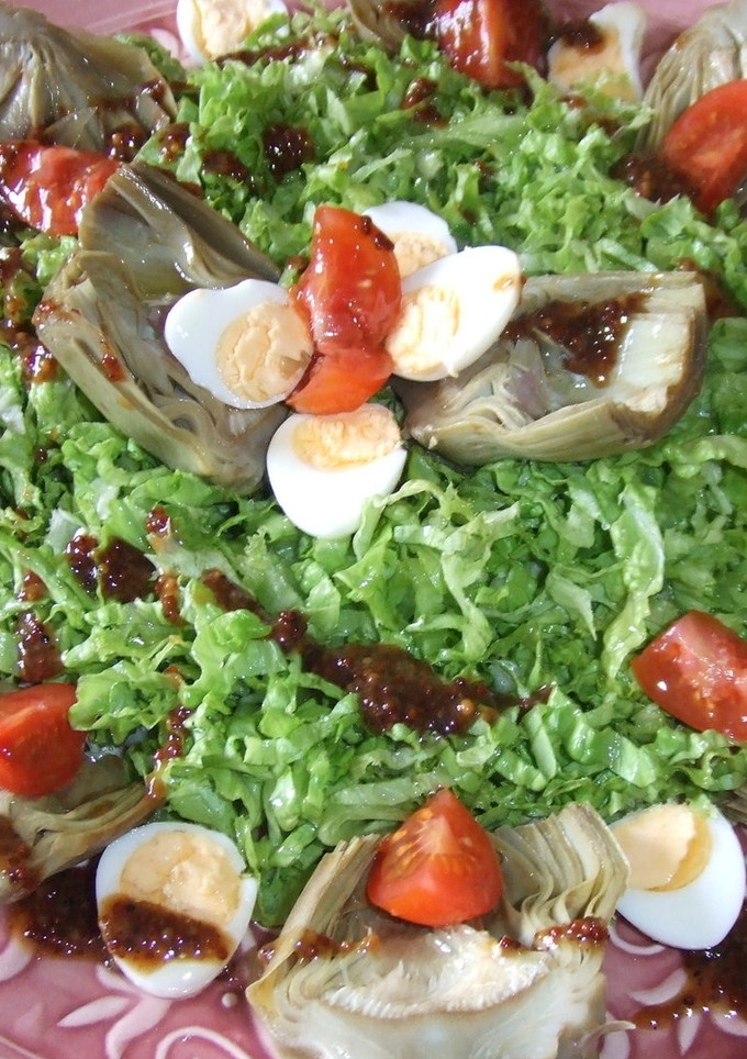 Una foto de Ensalada de alcachofas con huevos de codorniz y vinagreta de semillas