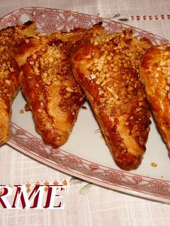 Una foto de Hojaldres almendrados con mozzarella y membrillo