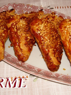 Una foto de Hojaldres almendrados con mozzarella y membrillo