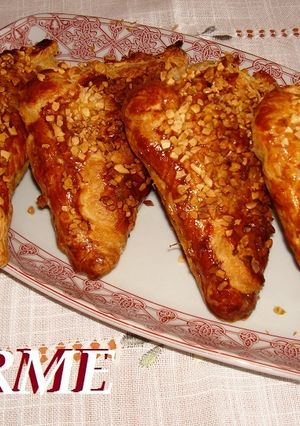 Una foto de Hojaldres almendrados con mozzarella y membrillo