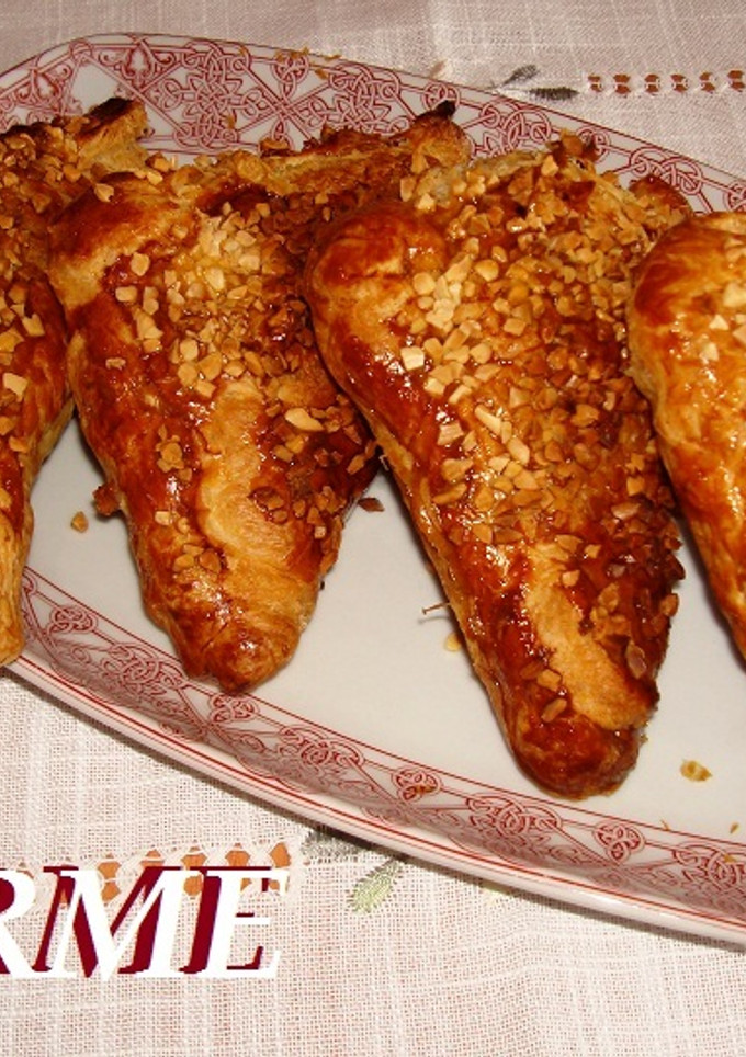 Una foto de Hojaldres almendrados con mozzarella y membrillo