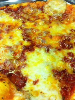Una foto de Pizza casera de chorizo