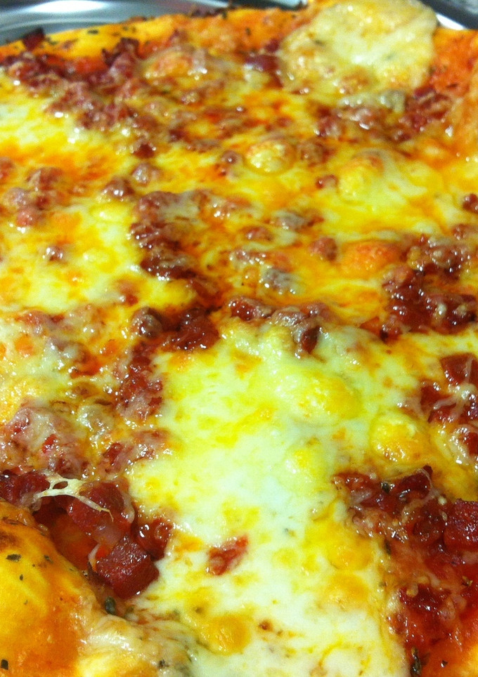 Una foto de Pizza casera de chorizo