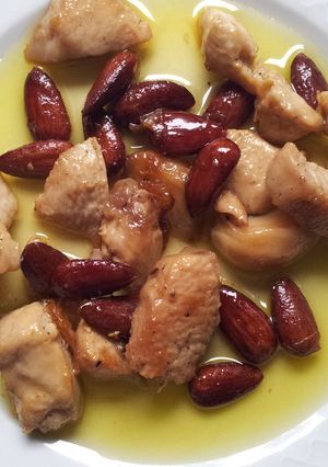 Una foto de Pollo rico con Almendras