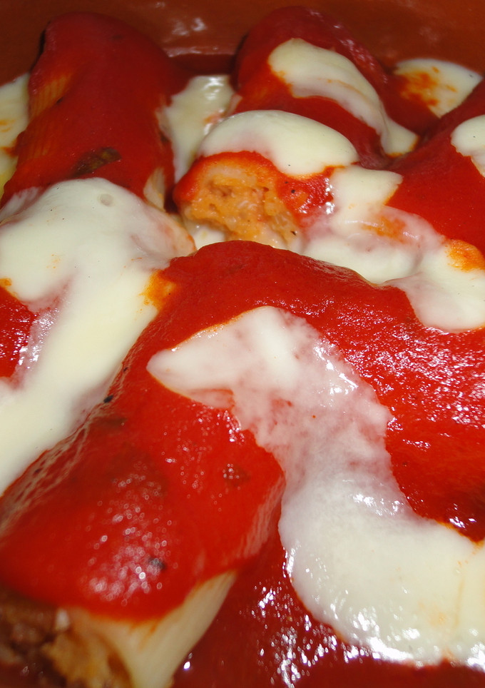 Una foto de Rigatonis al horno rellenos de gambas al ajillo