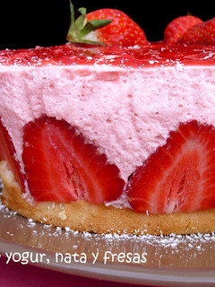 Una foto de Tarta de yogur, nata y fresas