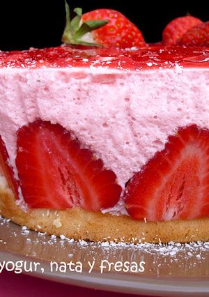 Una foto de Tarta de yogur, nata y fresas