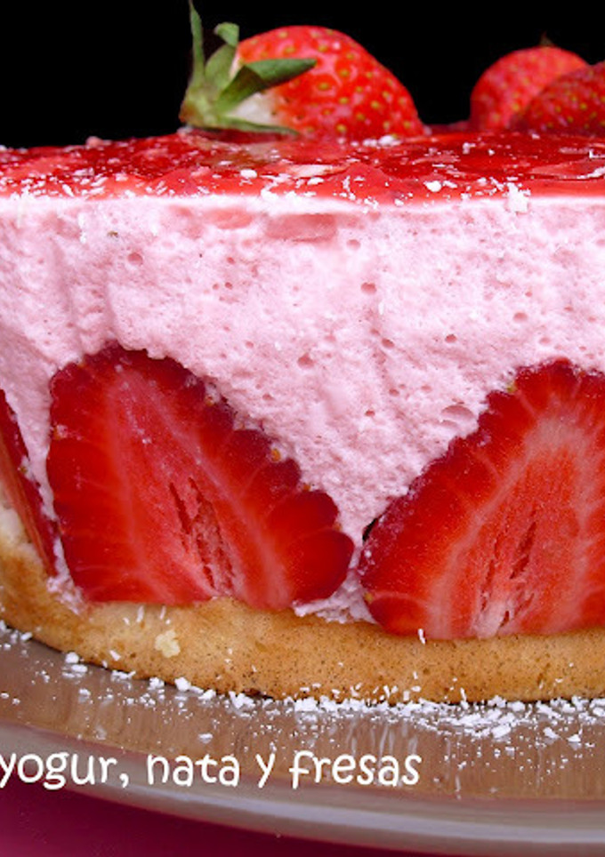 Una foto de Tarta de yogur, nata y fresas