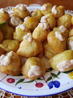 Una foto de Buñuelitos con crema de canela y vainilla y mermelada de frambuesa