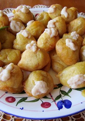 Una foto de Buñuelitos con crema de canela y vainilla y mermelada de frambuesa