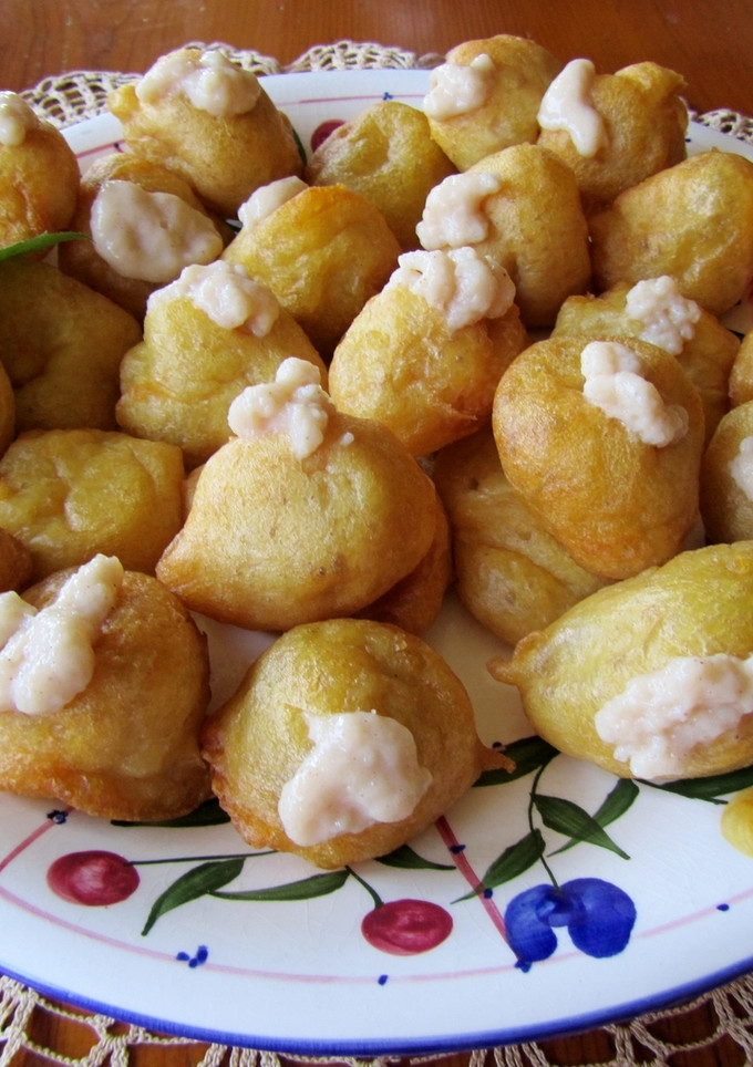 Una foto de Buñuelitos con crema de canela y vainilla y mermelada de frambuesa