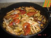 Una foto de merluza a la marinera con mejillones