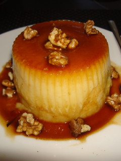 Una foto de Flan con nueces