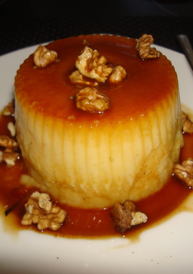 Una foto de Flan con nueces